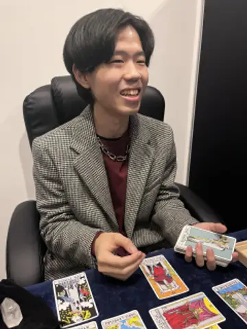 観手絢光先生（千里眼 大通り店の占い師）の写真