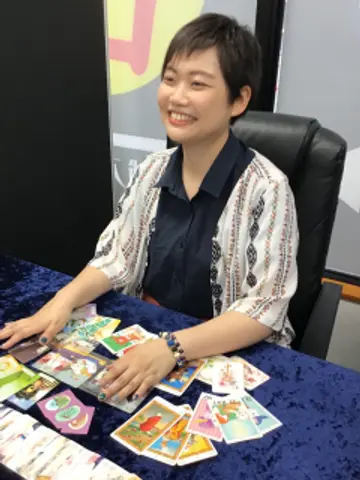 絹更月海依里先生（千里眼 松山大街道店の占い師）の写真