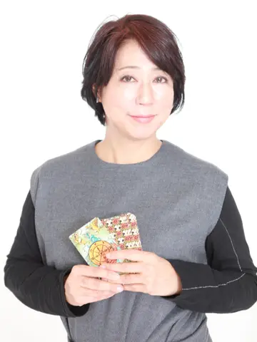 藤カアラ先生(開運館E&E なんばマルイ鑑定所の占い師)の写真