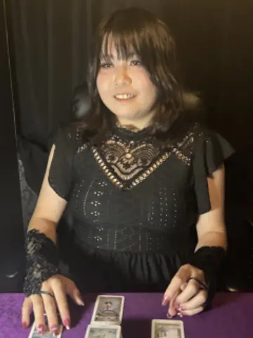 蛇乃ミカ先生（千里眼 新宿東口店の占い師）の写真