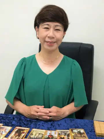 シリウス瑠璃先生（千里眼 仙台駅前西口店の占い師）の写真