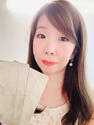 香月星乃先生（開運館E&E 京都ヨドバシ鑑定所の占い師）の写真