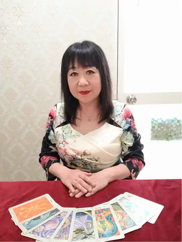 サリーシャ零先生（開運館E&E 上大岡京急百貨店鑑定所の占い師）の写真