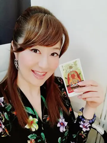 鼎絢子先生（開運館E&E 有楽町マルイ鑑定所の占い師）の写真