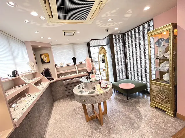 パワーストーンカフェ ピーコックの店内