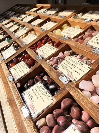 伊勢勾玉屋の店内