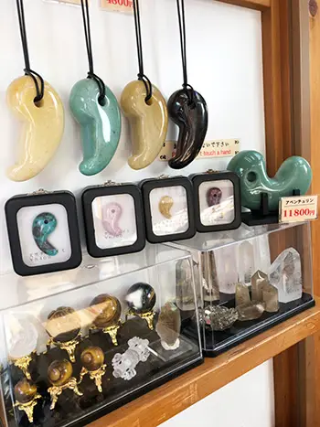 伊勢勾玉屋の店内