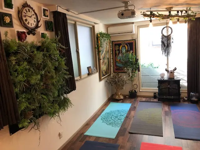 ヒーリングサロン・クロニクルの店内