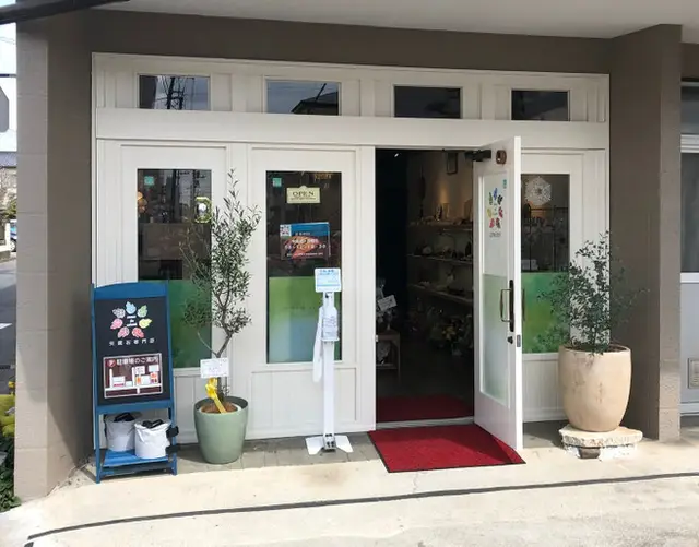 シュクレストーンの外観・入口